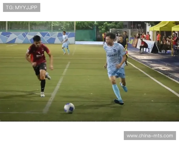 足球巨星挑战篮球游戏展现运动员多才多艺的精彩瞬间